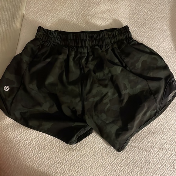 lululemon green camo shorts size 2 tall - Picture 2 of 4